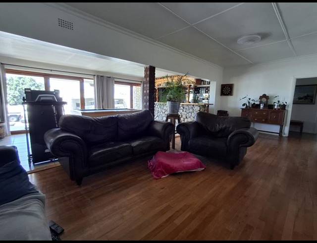 4 BEDROOM HOUSE FOR SALE IN SANDY POINT